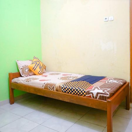 Oyo 2440 Wallet Family Residence Syariah Lumajang Ngoại thất bức ảnh