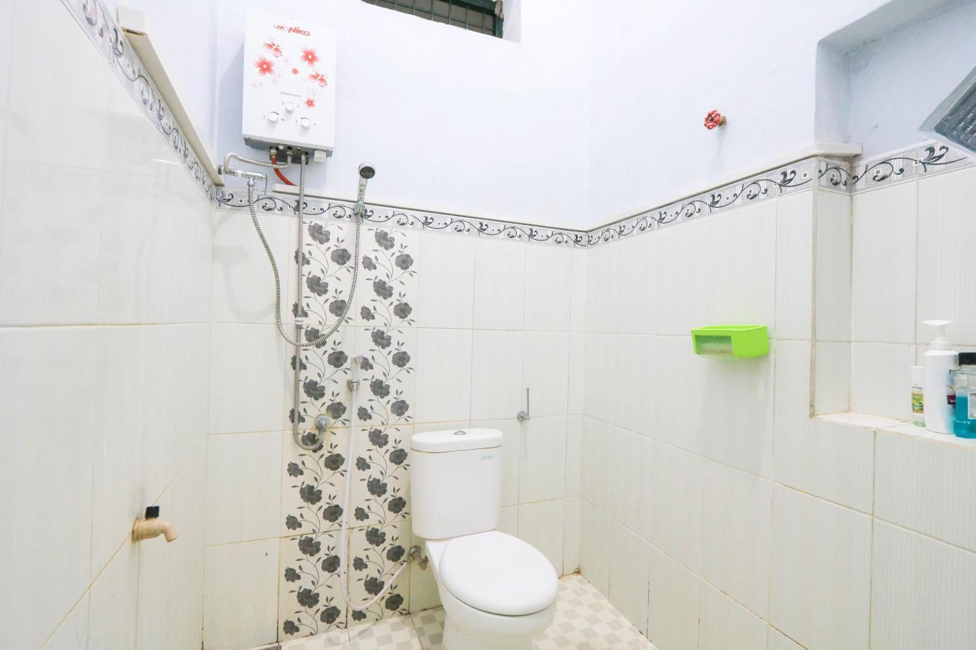 Oyo 2440 Wallet Family Residence Syariah Lumajang Ngoại thất bức ảnh